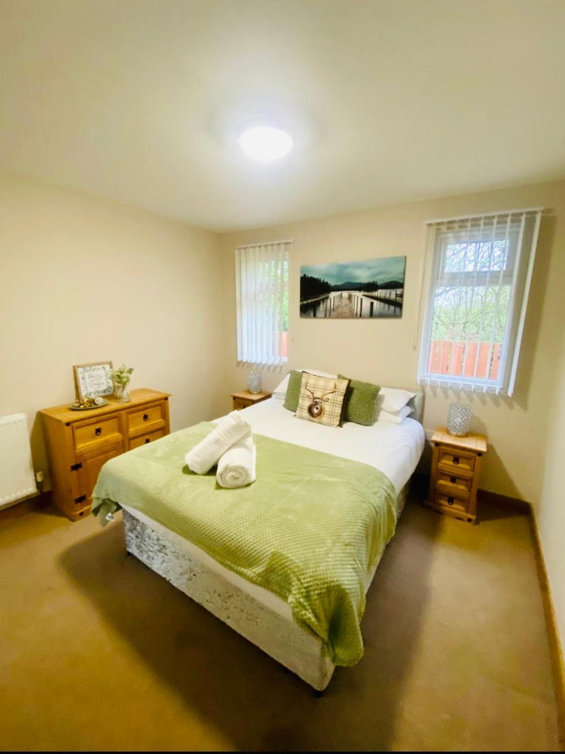 Elder Cabin With Hot Tub ยอร์ค ภายนอก รูปภาพ