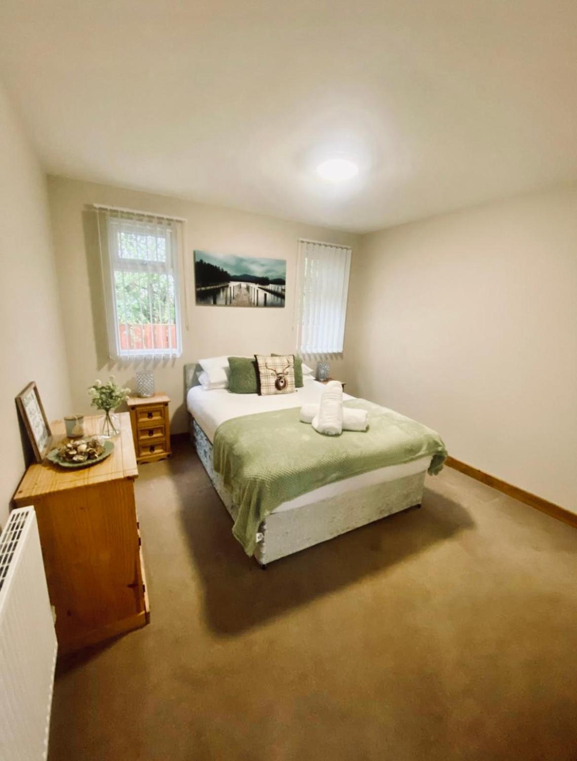 Elder Cabin With Hot Tub ยอร์ค ภายนอก รูปภาพ